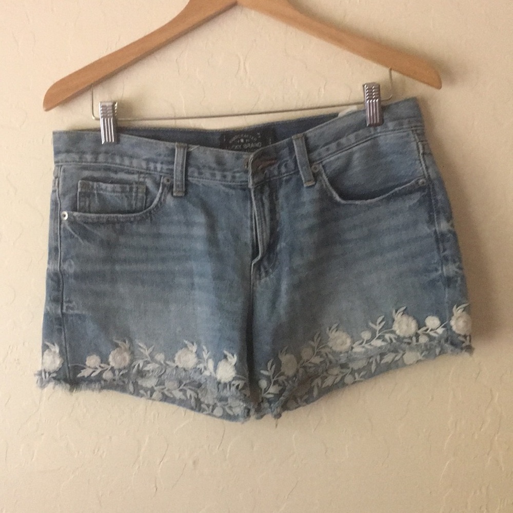Jean short shorts with floral embroidered design